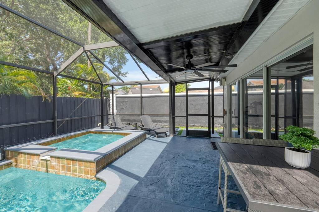 Luxury Style Townhome With Pool - 1 Miles To Bucs Stadium Tampa Kültér fotó